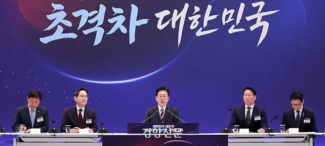 이재명 대통령이 지난달 29일 청와대에서 열린 ‘대한민국 대도약 3대 메가프로젝트 국민보고회’에서 모두발언을 하고 있다. 왼쪽 세번쨰부터 이재용 삼성전자 회장, 이 대통령, 최태원 에스케이(SK) 그룹 회장. 청와대사진기자단