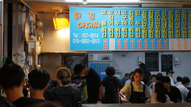 Twigim Ajeossi in Eunma Apartment Complex in Seoul (Cha Min-jung/The Korea Herald)