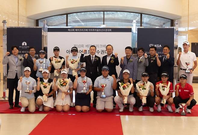 3일 경기 포천시 베어크리크GC 포천 베어코스에서 막을 내린 제10회 베어크리크배 아마추어골프선수권대회에서 남녀부 우승을 차지한 정조국과 박서진(아래줄 가운데)을 비롯한 입상자들이 대회장인 류경호 베어크리크GC 대표이사 사장(뒷줄 왼쪽에서 6번째) 등 대회 관계자들과 포즈를 취하고 있다. 베어크리크GC