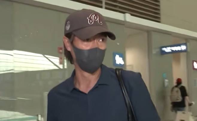 미국으로 출국하는 홍명보 전 감독. [사진출처 = MBC]