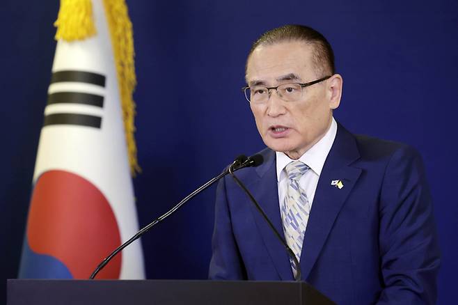 이재명 대통령의 이탈리아 국빈방문을 수행 중인 위성락 국가안보실장이 15일(현지시간) 로마 한 호텔의 한국 프레스센터에서 이 대통령과 레오 14세 교황 단독 면담 관련 브리핑을 하고 있다. [연합뉴스]