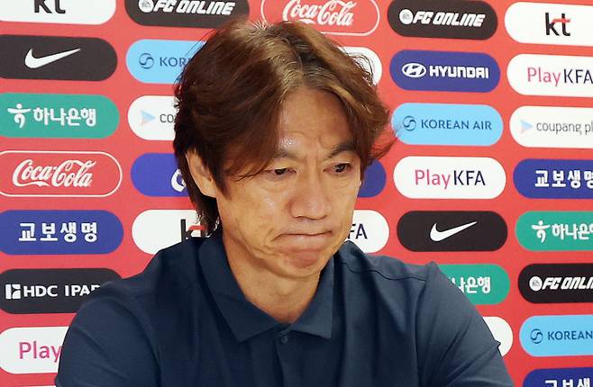 한국 축구 국가대표팀 홍명보 감독이 지난달 28일(현지시간) 멕시코 과달라하라 인근 사포판 치바스 바예 베르데 훈련장에 마련된 베이스캠프에서 열린 월드컵 결산 기자회견에서 부진에 대한 책임을 지고 감독직에서 물러나겠다는 뜻을 밝히고 있다/사진=뉴스1