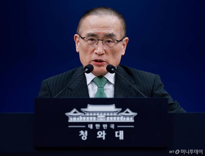 [서울=뉴시스] 조성봉 기자 = 위성락 국가안보실장이 3일 청와대 춘추관에서 이재명 대통령의 NATO 정상회의 참석 및 몽골 국빈 방문 관련 사전 브리핑을 하고 있다.(청와대통신사진기자단) 2026.07.03. suncho21@newsis.com /사진=류현주