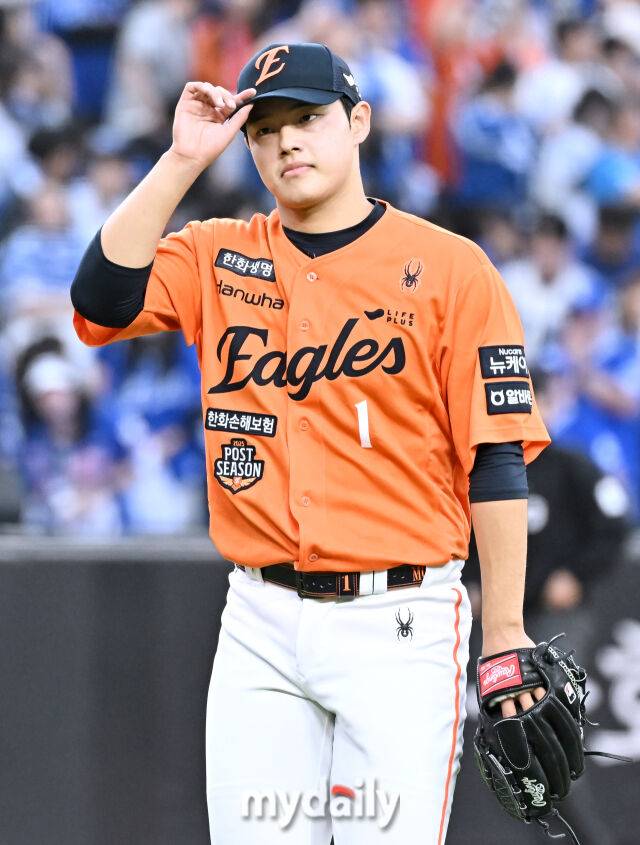 18일 오후 대전광역시 중구 대전 한화생명볼파크에서 진행된 '2025 프로야구 KBO리그 포스트시즌' 플레이오프(PO) 1차전 한화이글스와 삼성라이온즈의 경기. 한화 문동주가 8회초를 무실점으로 막은 뒤 마운드를 내려오고 있다./마이데일리
