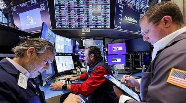 2일(현지시간) 미국 뉴욕증권거래소(NYSE)에서 트레이더들이 업무를 보고 있다. [연합]