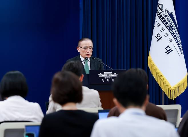 위성락 국가안보실장이 3일 청와대 춘추관 기자회견장에서 이재명 대통령의 북대서양조약기구(NATO·나토) 정상회의 참석 및 몽골 국빈 방문 관련 사전 브리핑을 하고 있다. [연합]