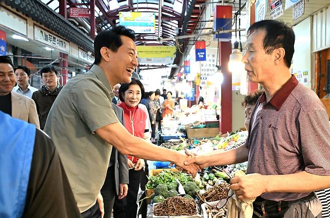 오세훈 서울시장이 시장을 방문해 상인과 인사를 나누고 있다. [서울시 제공]