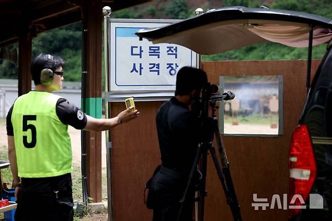 [서울=뉴시스] 김진아 기자 = 3일 서울 서초구 경찰특공대에서 열린 제20회 경찰특공대 전술평가대회에서 저격수 능력 평가에 참가한 대원들이 저격총으로 사격을 하고 있다. 2026.07.03. bluesoda@newsis.com