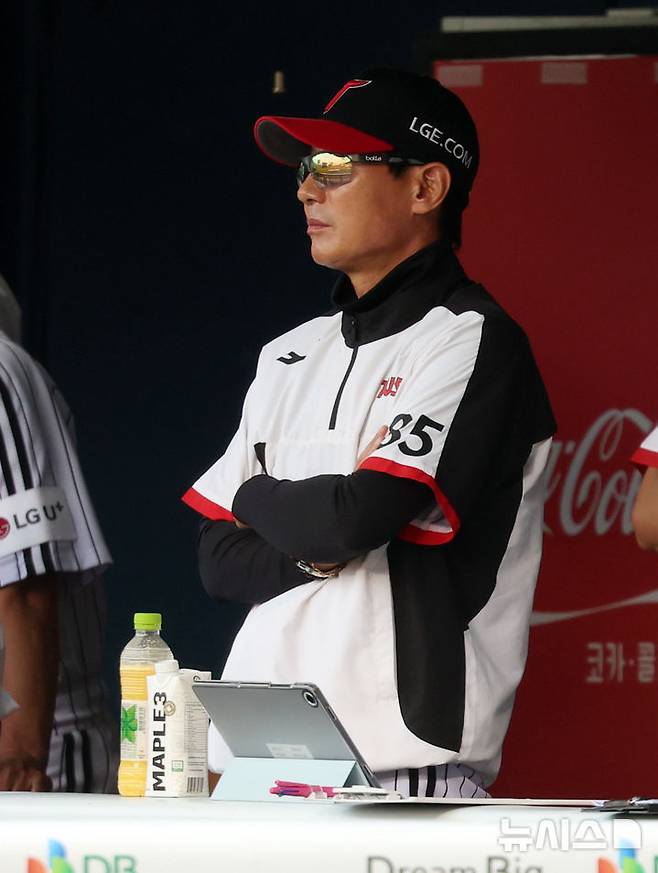 [서울=뉴시스] 이영환 기자 = 9일 오후 송파구 잠실야구장에서 열린 2026 KBO리그 SSG 랜더스와 LG 트윈스의 경기, 1회말 LG 염경엽 감독이 경기를 지켜보고 있다. 2026.06.09. 20hwan@newsis.com