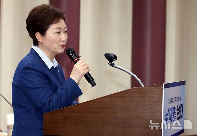 [서울=뉴시스] 조성봉 기자 = 이언주 더불어민주당 의원이 15일 오후 서울 여의도 국회 의원회관 소회의실에서 열린 '뉴이재명을 논하다' 토론회에서 인사말을 하고 있다. 2026.03.15. suncho21@newsis.com