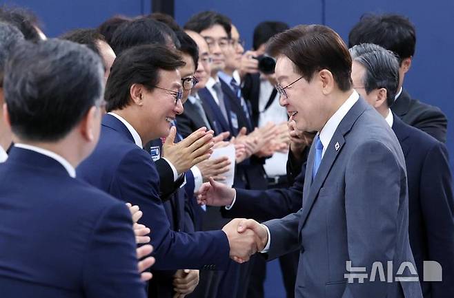 [진주=뉴시스] 조성봉 기자 = 이재명 대통령이 3일 경남 진주에서 열린 영남권 첨단산업 발전비전 국민보고회에 입장하며 전재수 부산시장과 인사하고 있다. 2026.07.03. suncho21@newsis.com