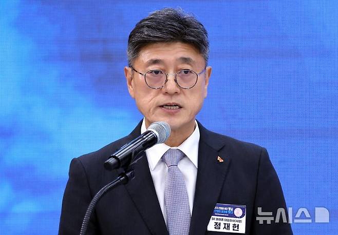 [진주=뉴시스] 조성봉 기자 = 정재헌 SK텔레콤 사장이 3일 경남 진주에서 열린 영남권 첨단산업 발전비전 국민보고회에서 투자계획을 발표하고 있다. 2026.07.03. suncho21@newsis.com