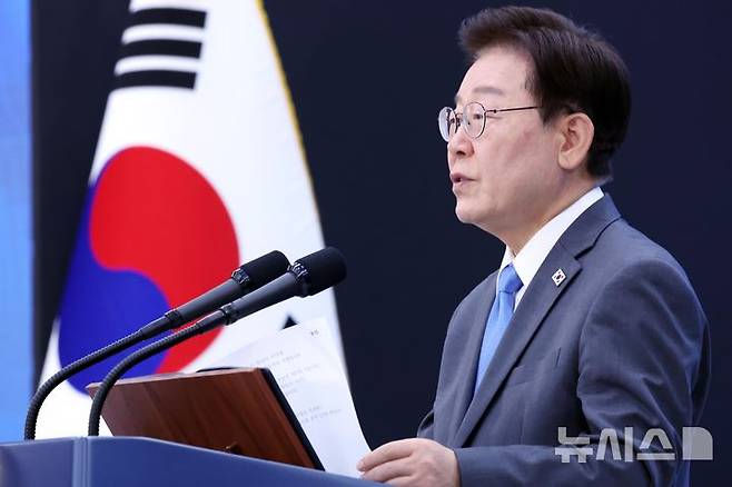 [진주=뉴시스] 조성봉 기자 = 이재명 대통령이 3일 경남 진주에서 열린 영남권 첨단산업 발전비전 국민보고회에서 축사를 하고 있다. 2026.07.03. suncho21@newsis.com