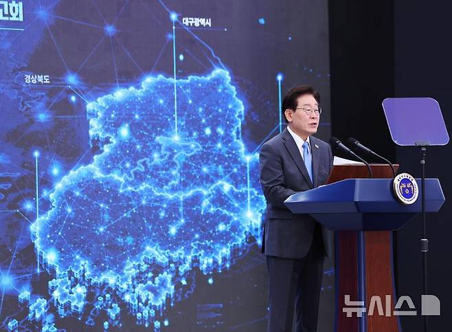 [진주=뉴시스] 조성봉 기자 = 이재명 대통령이 3일 경남 진주에서 열린 영남권 첨단산업 발전비전 국민보고회에서 축사를 하고 있다. 2026.07.03. suncho21@newsis.com