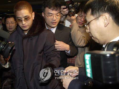 2002년 입국 시 미국 여권 제시하는 유승준. [연합뉴스 자료사진]