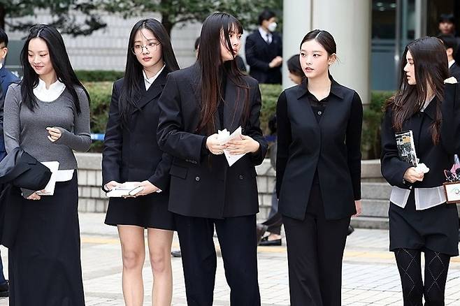 2025년 3월 7일, 어도어가 뉴진스 멤버들을 상대로 제기한 '기획사 지위보전 및 광고계약 체결 등 금지 가처분' 심문기일을 마치고 취재진 앞에 선 뉴진스. 연합뉴스