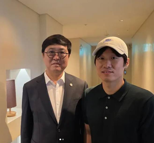 K-축구 혁신위원회 공동위원장을 맡는 최휘영 문체부 장관(왼쪽)과 박지성 FIFA 위원. 최 장관 SNS 캡처