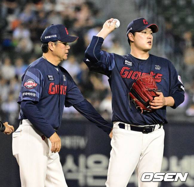 [OSEN=잠실, 지형준 기자] 2일 서울 잠실야구장에서 2026 신한 SOL KBO리그 두산 베어스와 롯데 자이언츠의 경기가 열렸다.이날 두산은 곽빈, 롯데는 나균안을 선발로 내세웠다.6회말 무사 1루에서 롯데 나균안이 교체되고 있다. 2026.07.02 / jpnews@osen.co.kr