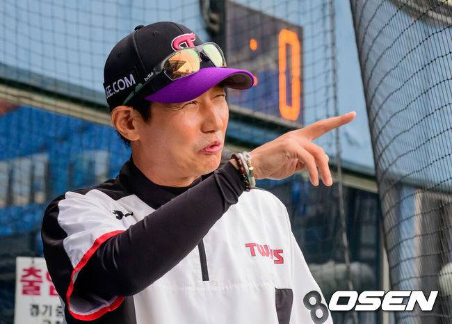 [OSEN=잠실, 지형준 기자] 3일 서울 잠실야구장에서 2026 신한 SOL KBO리그 LG 트윈스와 한화 이글스의 경기가 열렸다.이날 LG는 웰스, 한화는 화이트를 선발투수로 내세웠다.&nbsp;경기에 앞서 LG 염경엽 감독이 해설위원들과 인사를 나누고 있다. 2026.07.03 / jpnews@osen.co.kr