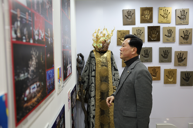 김승수 국민의힘 의원이 지난 2월 5일 국회의원회관에서 개최한 ‘한국뮤지컬 60주년 기념전시회’에서 전시를 확인하고 있다. 의원실 제공