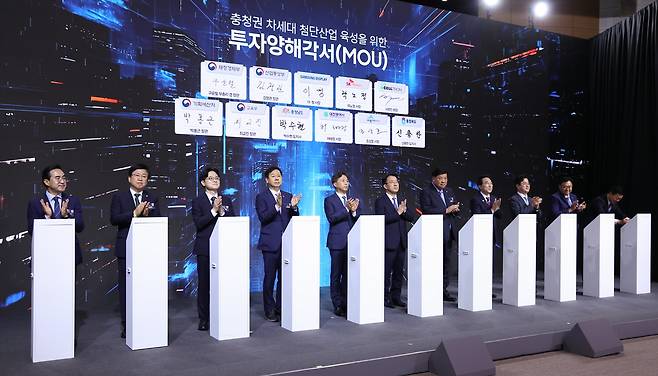 이재명 대통령 주재로 2일 충남 아산시에서 열린 충청권 첨단산업 발전비전 국민보고회에서 정부 및 기업 관계자들이 차세대 첨단산업 육성을 위한 투자협약식을 하고 있다.  연합뉴스
