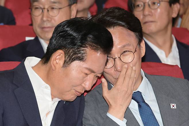 더불어민주당 정청래 전 대표와 김민석 전 국무총리가 6월21일 국회 의원회관에서 열린 6·3 지방선거 단체장 당선자 워크숍에서 대화하고 있다. ⓒ연합뉴스