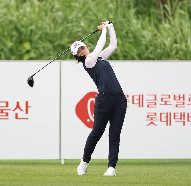 황유민이 2일 인천 베어즈베스트 청라 골프클럽에서 열린 KLPGA투어 롯데 오픈 1라운드 도중 13번 홀에서 티샷을 하고 있다. KLPGA 제공