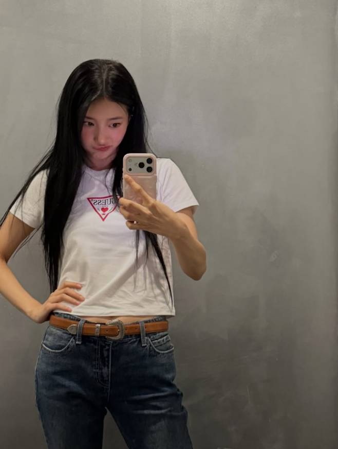 Singer and actress Suzy shared recent photos on her personal social media account to celebrate the 10th anniversary of Guess Girl. Despite her simple outfit—a white T-shirt paired with denim pants—Suzy captivated viewers with her timeless beauty.In the photos, Suzy shared candid moments from her daily life, such as making playful faces inside a car or taking a selfie in the mirror. Even in these unposed shots, she exuded her signature radiant charm, once again living up to her title as the nations first love.Meanwhile, Suzy is set to star in the upcoming film *The 7 A.M. Breakfast Club for the Heartbroken*. The film follows a group of people, each with their own breakup stories, who meet at a breakfast club to share their pain and find healing together.