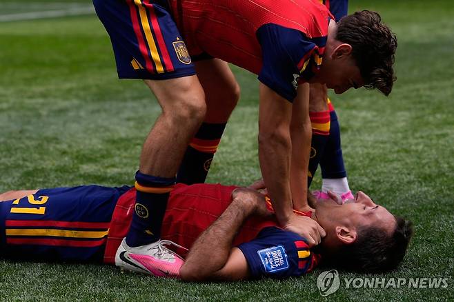 스페인 3번째 골 넣고 기뻐하는 오야르사발 [AP=연합뉴스]