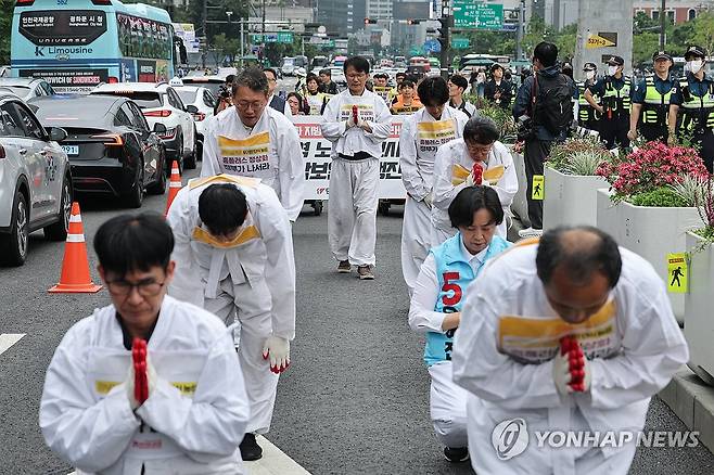 홈플러스 정상화 촉구 삼보일배 행진 (서울=연합뉴스) 서대연 기자 = 전국민주노동조합총연맹(민주노총) 마트노조 홈플러스지부 등 단체 회원들이 28일 서울 종로구 광화문광장에서 홈플러스 정상화를 촉구하며 청와대 방향으로 삼보일배 행진을 하고 있다. 2026.5.28 dwise@yna.co.kr