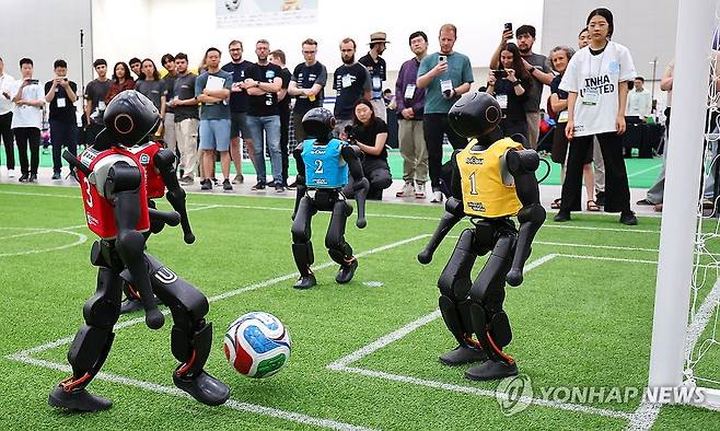 휴머노이드 로봇 축구 리그 [연합뉴스 자료사진]