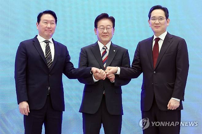 손잡은 이재명 대통령과 이재용ㆍ최태원 회장 (서울=연합뉴스) 한상균 기자 = 이재명 대통령과 이재용 삼성전자 회장, 최태원 SK그룹 회장이 29일 청와대에서 열린 3대 메가프로젝트 국민보고회에서 기업 투자계획 발표 후 손을 잡고 있다. 2026.6.29 [청와대통신사진기자단] xyz@yna.co.kr