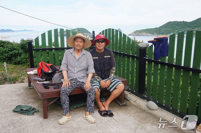 박병철 맹골도내연발전소장(오른쪽)이 포즈를 취하고 있다. 2026.7.3 뉴스1 ⓒ News1 조영석 기자