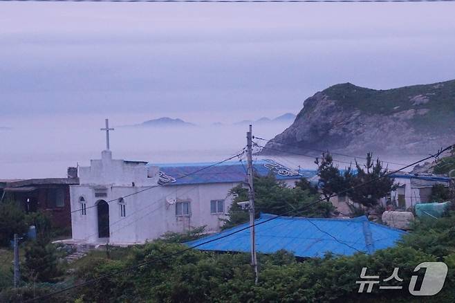 맹골도 교회. 건너편으로 안개에 쌓인 서거차도의 산봉우리가 보인다. 2026.7.3 뉴스1 ⓒ News1 조영석 기자