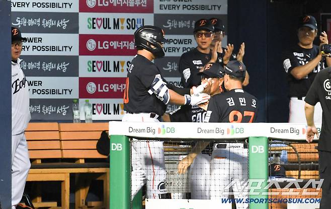 김경문 감독과 코치진 모두 4번 타자 강백호 홈런포를 반겼다.