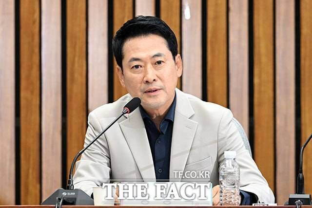 한동훈 무소속 의원이 국민의힘 의원이 주축인 국회 연구모임 '글로벌 외교안보 포럼'에 합류한 뒤 장동혁 국민의힘 대표가 단체 채팅방을 나간 것으로 알려졌다. 사진은 장 대표가 지난달 30일 국회에서 열린 부정·무능 선관위 해체 수준의 쇄신 및 재선거 촉구를 위한 6·3 참정권 박탈 사태 청년·대학생 시국 대토론회에 참석해 발언하는 모습. /서예원 기자