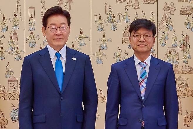 이재명 대통령이 15일 청와대에서 규제합리화위원회 이병태 부위원장에게 위촉장을 수여한 후 기념촬영을 하고 있다./청와대