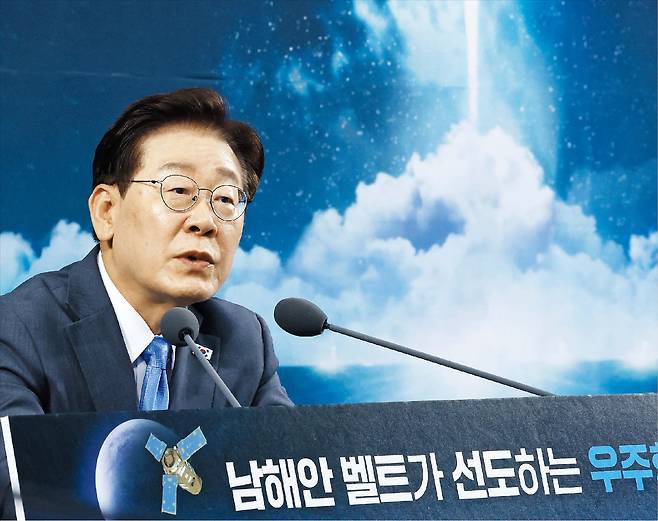 영남서 첨단산업 국민 보고회  이재명 대통령이 3일 경남 진주에서 열린 국가우주위원회 회의에 참석해 발언하고 있다. 이 대통령은 “남해안 우주항공 산업벨트가 우주 강국 대한민국으로 대도약을 선도할 수 있을 것이라 믿는다”며 “정부가 확실하게 뒷받침하겠다”고 말했다. /뉴스1