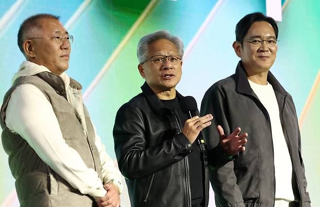 (왼쪽부터)젠슨 황 엔비디아 최고경영자(CEO)가 지난해 10월 '깐부 회동'을 마치고 서울 강남구 코엑스에서 개최된 지포스 게이머 페스티벌에 참석한 모습. 이 때도 자신의 상징과도 같은 톰 포드 브랜드의 검정 재킷을 입고 있다.  황 CEO 양쪽에는 이재용 삼성전자 회장(오른쪽), 정의선 현대차그룹 회장(왼쪽)이 서있다.