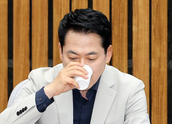 국민의힘 장동혁 대표가 30일 국회에서 열린 6·3 참정권 박탈 사태 청년·대학생 시국 대토론회에서 발언을 마친 뒤 물을 마시며 목을 축이고 있다. 연합뉴스