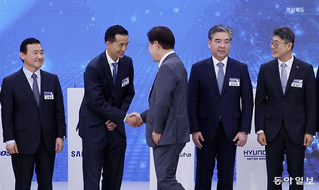 이재명 대통령이 3일 경남 진주시에서 열린 영남권 첨단산업 발전비전 국민보고회에서 참석자들과 기념 촬영을 한 뒤 인사를 나누고 있다. 왼쪽부터 노태문 삼성전자 디바이스경험(DX)부문장(사장), 김동관 한화그룹 부회장, 이 대통령, 장재훈 현대자동차그룹 부회장, 정재헌 SK텔레콤 사장. 진주=김재명 기자 base@donga.com