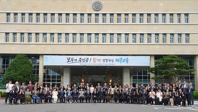 고의숙 제주특별자치도교육감과 제주도교육청 직원들이 지난 3일 본청 앞에서 새 교육지표 ‘모두가 주인공, 함께 성장하는 제주교육’을 공개한 뒤 기념촬영을 하고 있다. /사진=제주특별자치도교육청 제공