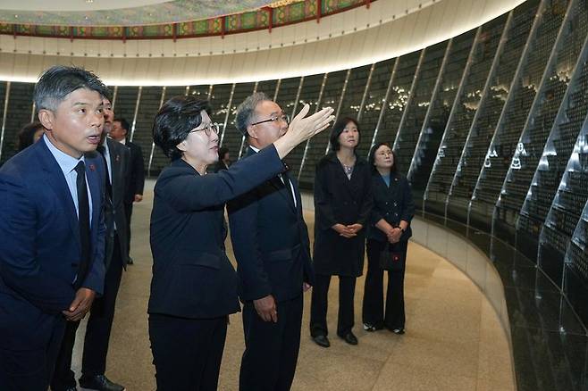 고의숙 제주도교육감이 지난 3일 제주4·3평화공원을 찾아 희생자들의 이름이 새겨진 각명비를 살펴보고 있다. 고 교육감은 취임 첫 공식 일정에 학교 현장과 함께 제주의 역사 현장을 찾았다. /사진=제주특별자치도교육청 제공
