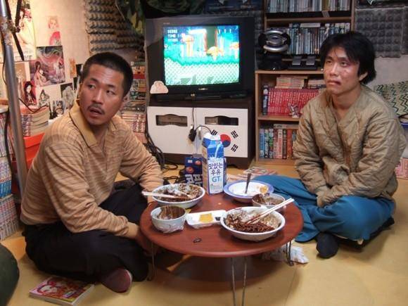 양익준 감독의 영화 '똥파리'(2009)에서 양 감독과 오정세가 함께 연기하고 있다. 두 사람은 액터스21 아카데미 동기이다. 몰필름 제공