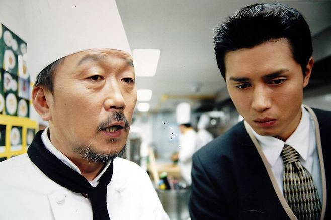 영화 '홀리데이 인 서울'(1997) 속 배우 명계남(왼쪽). 1990년대 후반 한국 영화계 대표적인 감초 배우였다.