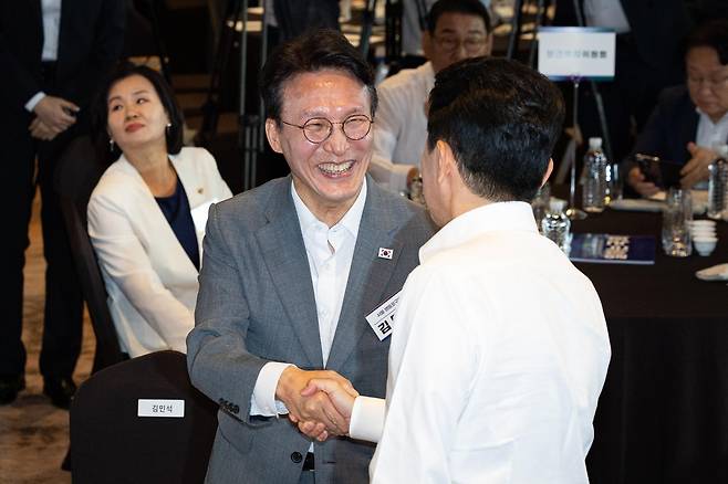 김민석 전 총리와 강훈식 대통령비서실장이 3일 서울 용산구 서울드래곤시티에서 열린 22대 후반기 국회 대비 더불어민주당 국회의원 워크숍에서 인사하고 있다. 뉴스1