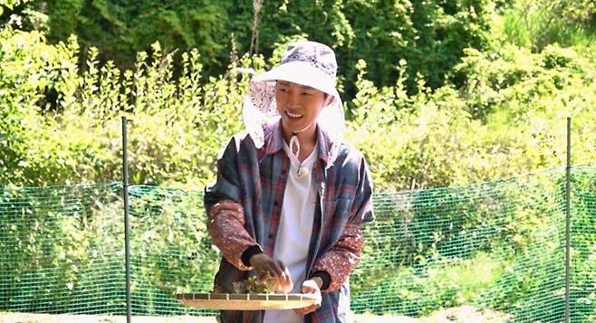 지난달 23일 첫 방송된 SBS '산골총각 영웅'은 임영웅이 익숙한 문명을 잠시 내려두고 산골 속에서 본능대로 즐기는 무계획, 무공해 라이프를 담은 힐링 예능 프로그램이다. SBS 제공