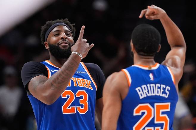 <yonhap photo-4078=""> New York Knicks center Mitchell Robinson (23) celebrates after scoring in the first half during Game 6 in a first-round NBA basketball playoffs series against the Atlanta Hawks Thursday, April 30, 2026, in Atlanta. (AP Photo/Brynn Anderson)/2026-05-01 10:12:22/ <저작권자 ⓒ 1980~2026 ㈜연합뉴스. 무단 전재 재배포 금지, AI 학습 및 활용 금지></yonhap>