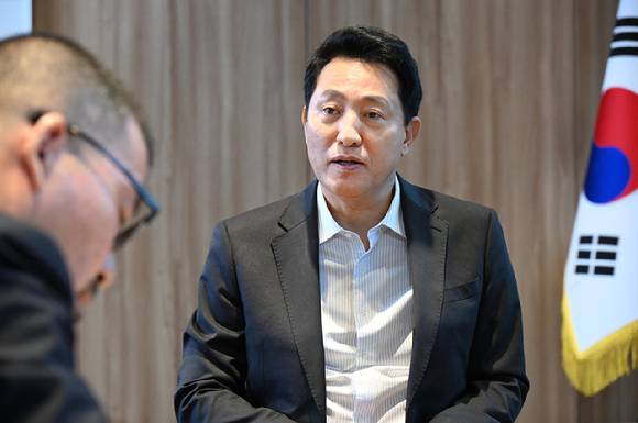 오세훈 서울시장이 3일 서울시청 집무실에서 일본 요미우리신문과 인터뷰를 하고 있다. [사진=서울시]
