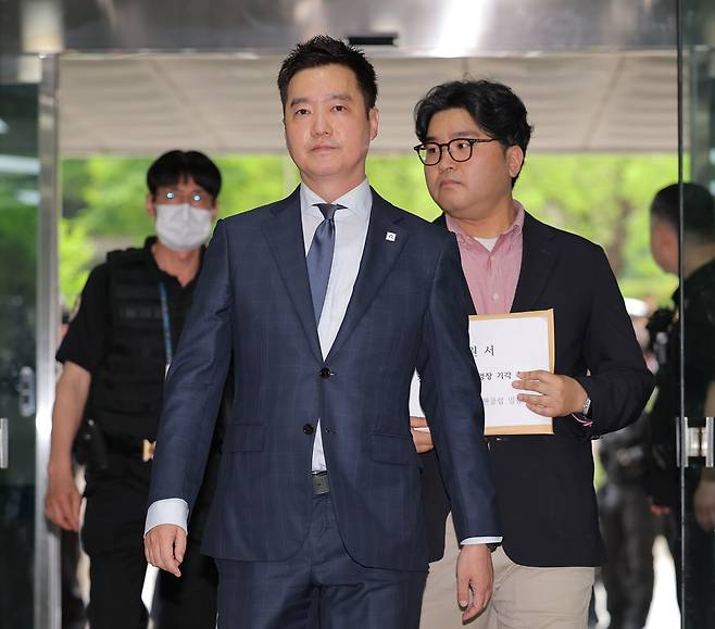 배우 김수현씨의 명예를 훼손한 혐의를 받는 김세의 가로세로연구소 대표가 5월26일 서울중앙지방법원에서 열린 구속 전 피의자 심문에 출석하고 있다. 연합뉴스